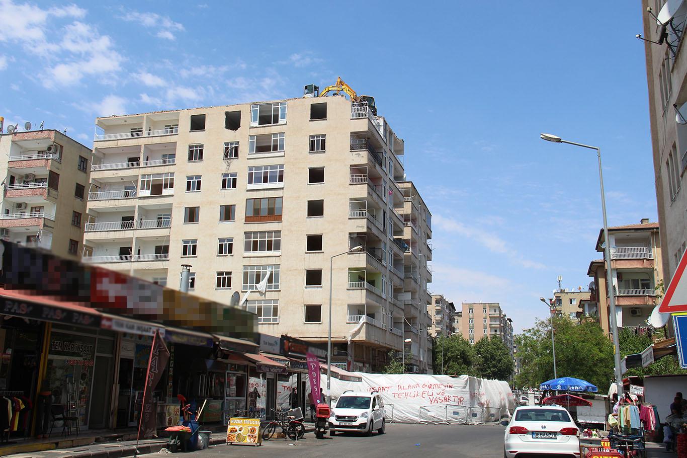 Diyarbakır’da riskli binanın yıkımına başlandı